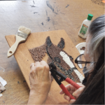 Cours de mosaique à saumur à la mjc centre social