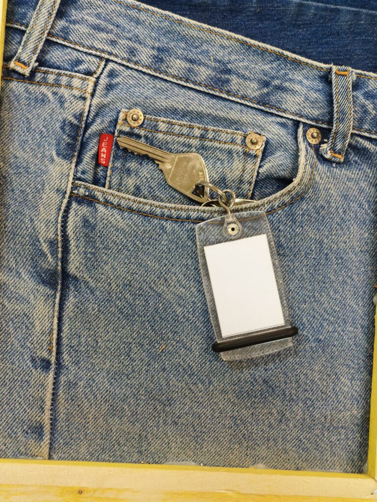 Upcycling en action : des jeans transformés en vide-poches stylés !